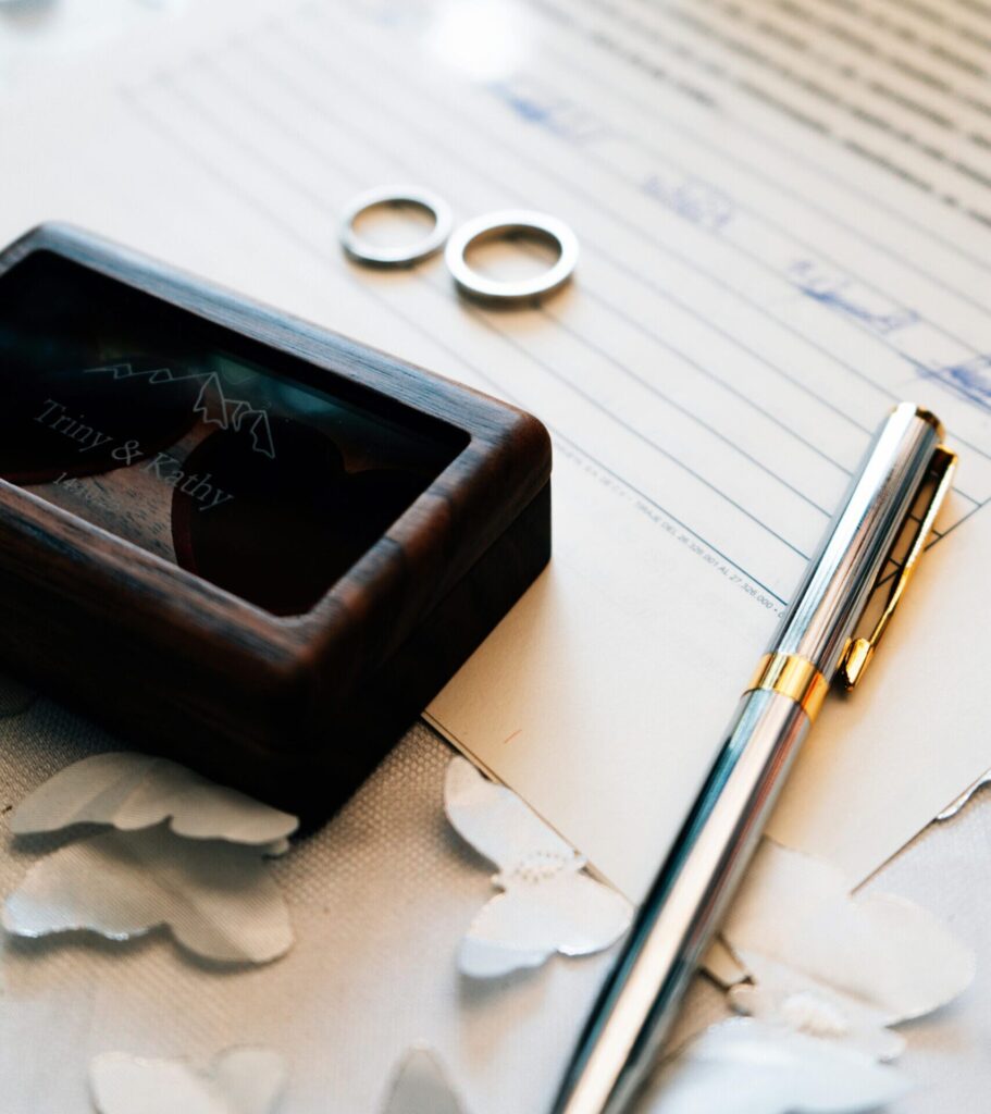 Свидетельство о браке которое подписывают жених и невеста своим согласием во время онлайн церемонии бракосочетания в Zoom с ЛИВАМИ LIVAMI